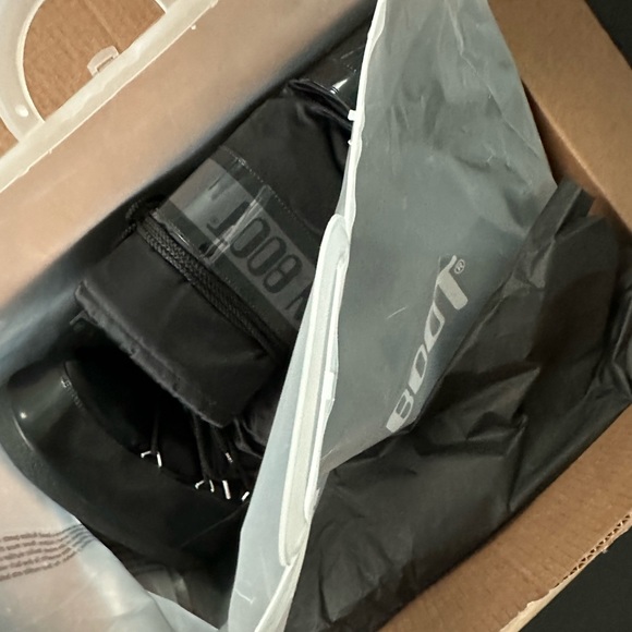 Moon Boots - Black Icon Glance Unisex Boots Size EU 39 - EU 41 (fits US 8- 9.5) - Picture 11 of 12